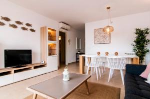 卡拉纳雅达Drac Blanc 1-3的客厅配有沙发和桌子