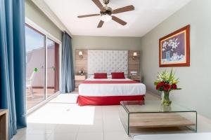 内尔哈洛斯阿科斯酒店的一间卧室配有一张床和一张玻璃桌