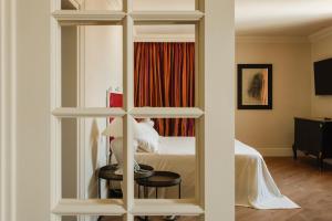 马泰拉Alvino Relais Mulino Contemporaneo的卧室和卧室的镜子