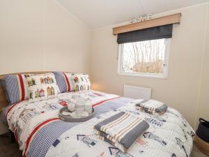 多佛尔Moonstone Lodge的一间卧室配有一张床,并备有毛巾托盘