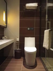 贵阳IU酒店·贵阳金阳世纪城购物中心茶园村地铁万科店的一间带卫生间和水槽的浴室
