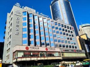 贵阳Magnotel guiyang fountain commercial center subway station hotel的一座高楼城市中的一座大建筑