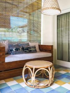 坎古The Chillhouse Canggu by BVR Bali Holiday Rentals的客厅配有沙发和桌子