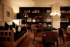 帕拉莫斯特利亚斯酒店的客厅配有沙发和桌椅