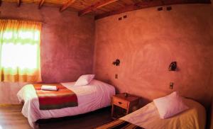 ChíuchíuSol del Desierto的一间卧室设有两张床和窗户。