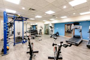贾斯珀Forest Park Hotel的健身房设有跑步机,健身房提供健身自行车