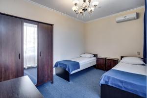 顿河畔罗斯托夫戏剧酒店的酒店客房设有两张床和吊灯。