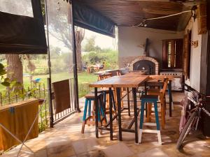 洛博斯Altos de Empalme的一间带桌椅和壁炉的用餐室