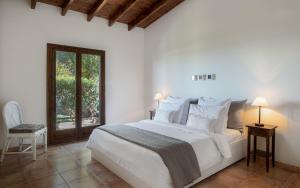 VagiaMarina's Paradise Summer House的卧室设有一张白色大床和一扇窗户。