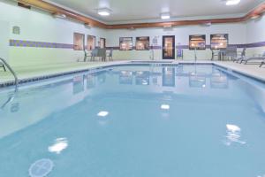 Greensburg格林斯堡智选假日酒店的大楼内的一个蓝色海水游泳池