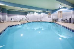 Holiday Inn Express & Suites Lincoln City, an IHG Hotel内部或周边的泳池