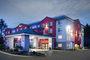 林肯市Holiday Inn Express & Suites Lincoln City, an IHG Hotel的停车场里有许多彩色房子的建筑