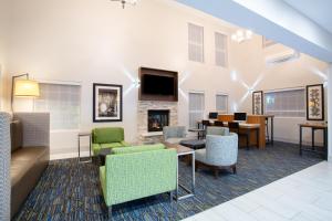 Holiday Inn Express & Suites Lincoln City, an IHG Hotel的休息区