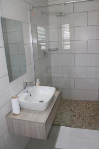 开普敦Milo's Sky Grey Guest House - No Load shedding的白色的浴室设有水槽和镜子