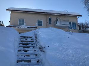 罗瓦涅米Villa Ranta的前面有一堆积雪的房子