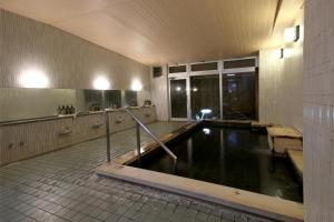 木曾町木曾三河屋日式旅馆的一个带大型游泳池的浴室