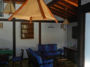 博西坎加坦波瑞伊酒店的客厅配有蓝色椅子和沙发