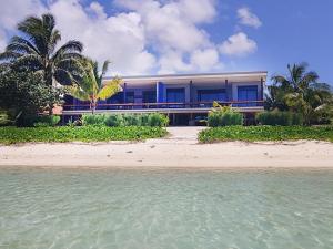 拉罗汤加Panama Beachfront Apartments, Rarotonga的海边的房子