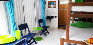 科韦尼亚斯Cabanas Recreaciones的客厅配有双层床和椅子