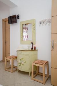 布拉卡Mateus 2的浴室设有梳妆台、镜子和2把凳子