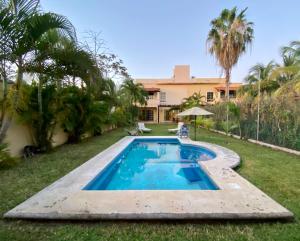坎昆Cancun-Soho的一座房子的院子内的游泳池