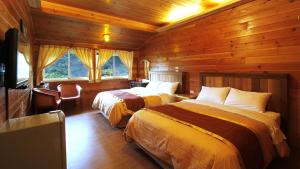 南庄乡杉林松境休閒農場的小木屋内一间卧室,配有两张床