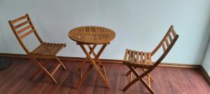 Lanyu避风港无敌海景民宿的两个木椅和一张桌子