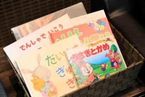 横滨横滨公园大和鲁内酒店的书箱上写着小猫