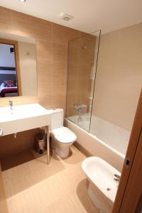 埃尔塔特皮埃尔＆万坎斯安道尔埃尔塔特酒店的浴室配有盥洗盆、卫生间和浴缸。