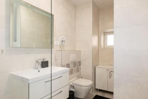 苏佩塔尔Apinelo的白色的浴室设有卫生间和水槽。