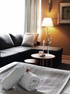 桑德维肯斯科姆玛斯加登霍格博酒店的酒店客房的沙发床上配有毛巾