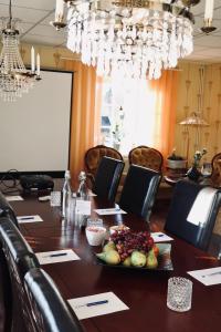 桑德维肯斯科姆玛斯加登霍格博酒店的一间会议室,里面摆放着长桌和食物