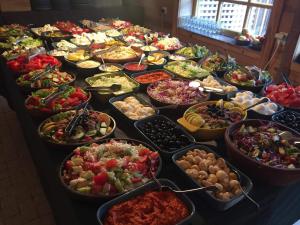 莫克拉戈拉美卡维尼克度假村的填满了各种食物的桌子