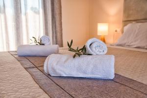 梅松吉Costas apartments的酒店客房的床上配有2条毛巾