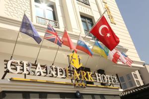 伊斯坦布尔Otel Grand Lark İstanbul的建筑物前方的一组旗帜
