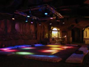 沙姆沙伊赫Queen Sharm Aqua Park Hotel的一间有舞台的房间,里面装有彩色的灯光