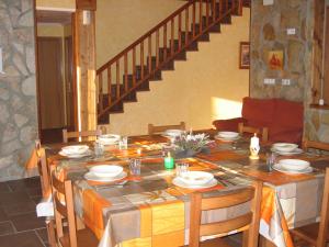 Ibarguren乐加里爱特西亚乡村民宿的餐桌上摆放着盘子和蜡烛