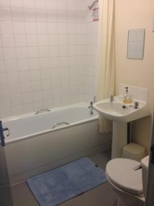 利物浦利物浦皇家钱伯斯酒店的带浴缸、盥洗盆和卫生间的浴室
