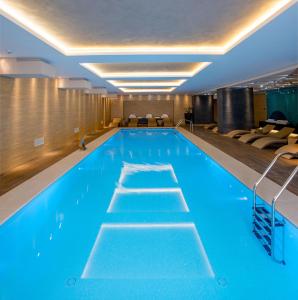 布拉索夫可龙威尔布拉索夫酒店的蓝色海水游泳池,位于酒店客房内