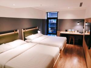 台北城市商旅站前馆的酒店客房配有两张床和一张书桌