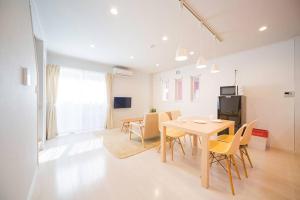 白滨雲 - Family House KUMO -的厨房以及带桌椅的用餐室。