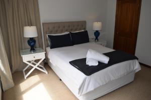 卢拉布鲁贝尔度假屋的一间卧室配有一张带2个床头柜和2盏灯的床。