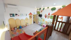 五结超平价民宿风格馆的儿童房,带玩具房的游戏室
