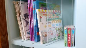五结超平价民宿风格馆的书架和其他儿童书籍