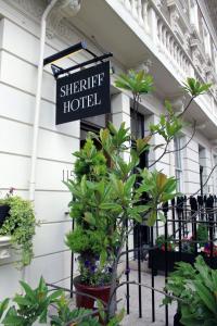 伦敦警长酒店的植物酒店一侧的标志