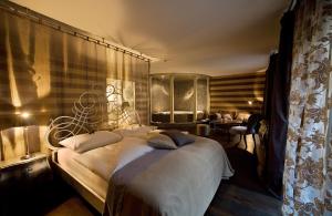 BubendorfBad Bubendorf Design & Lifestyle Hotel的一间卧室配有一张大床和一张书桌