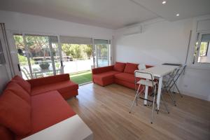 卡斯特尔德费尔斯卡斯特菲尔公寓的客厅配有红色的沙发和桌子