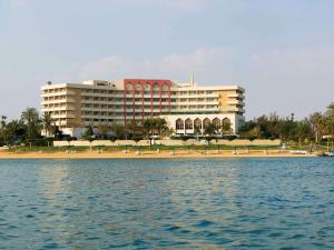 伊斯梅利亚伊斯梅利亚弗桑岛美居酒店的海滩上一座大型水面建筑