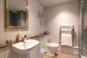 彻特西皇冠酒店的一间带水槽、卫生间和镜子的浴室