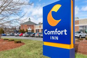 奥本Comfort Inn Auburn-Worcester的停车场前舒适旅馆标志